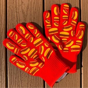 🆕TARA TESHER TEMPTATIONS OVEN GLOVES “BURGERS & DOGS” SIZE SMALL/MED NWTS!